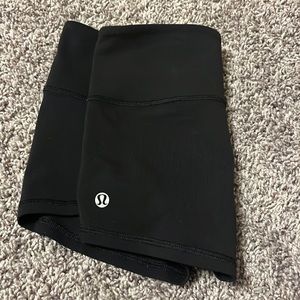 Discontinued Black Lululemon 2.5’ booty shorts!